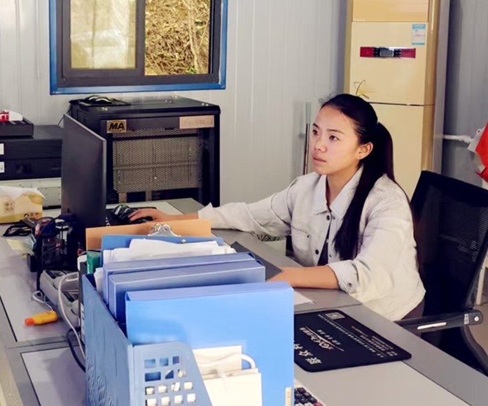 堅守安全防線，綻放巾幗風(fēng)采｜記西溝鐵礦安全監(jiān)控員黃春玲